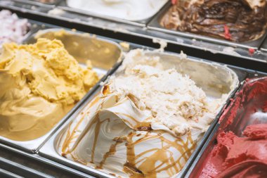 Vitrinİtalyan doğal gelato dondurma farklı türleri 