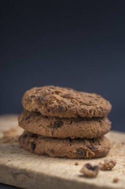 Tahta masada çikolatalı kurabiyeler. Çikolata parçacıklı kurabiye.