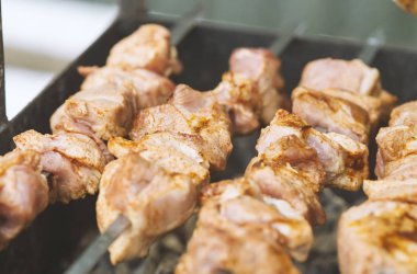 Metal şiş yakın çekim domuz barbekü