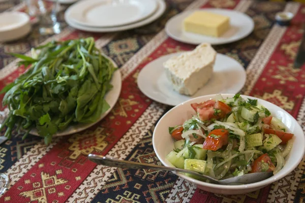Ensalada con tomates frescos, pepino, cebolla, hierbas y aceite de oliva , — Foto de Stock