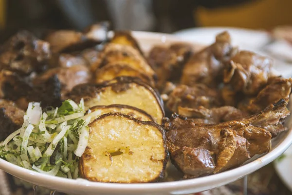 Heerlijk varkensvlees en lamsvlees barbecue geserveerd met gegrilde aardappel, Oni — Stockfoto