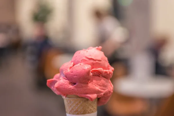 Смачне полуничне морозиво вафельний конус — стокове фото