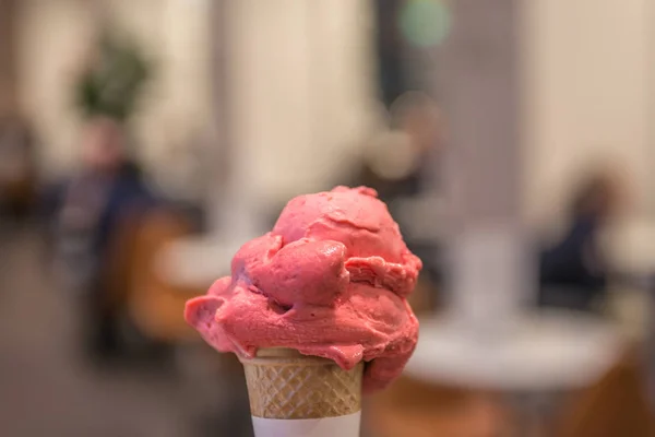 Смачне полуничне морозиво вафельний конус — стокове фото