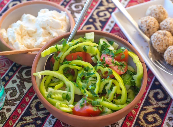 Ensalada saludable con tomate, pepino, pimiento verde y hierbas, wal — Foto de Stock