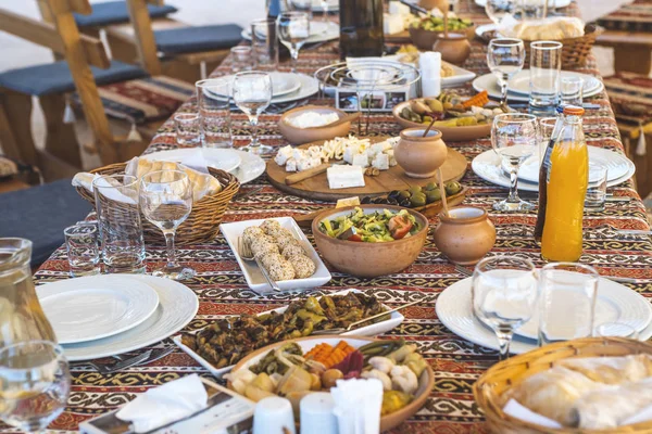 Entrées et entrées diverses sur des assiettes en céramique au Moyen-Orient — Photo