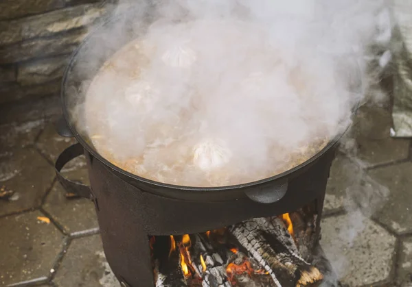 오픈 파이어에 금속 요리 냄비 — 스톡 사진