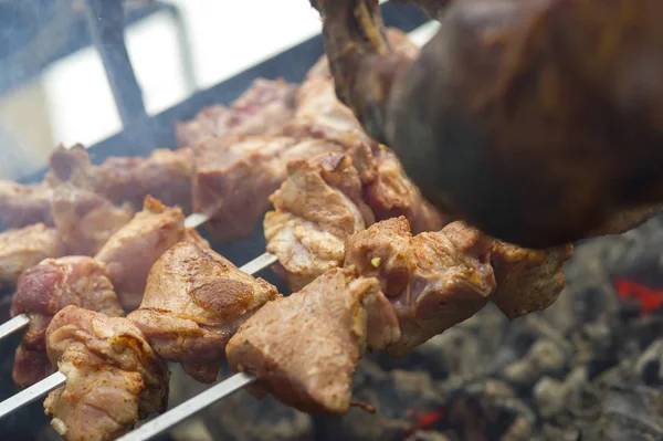 Schweinegrill auf Metallspieß in Nahaufnahme — Stockfoto