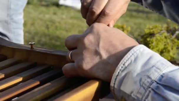 Man Verzamelt Nieuwe Meubels Man Assembleert Meubels Buitenlucht — Stockvideo