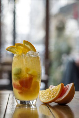 portakal, greyfurt, limon ve kivi ahşap bir sekmede üzerinden limonata