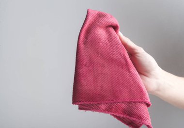 bardağı bir bezle temizler.yakın