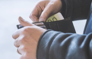 adam cüzdanından para çeker