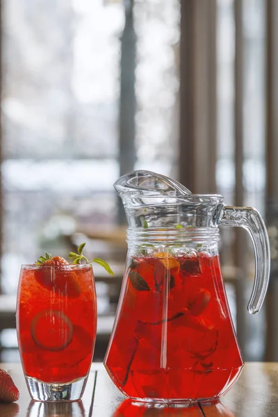 Erdbeer-Limonade mit Limette und Minze — Stockfoto