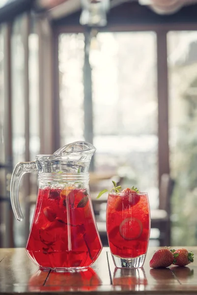 Strawberry lemonade with lime and mint — Stock Photo, Image