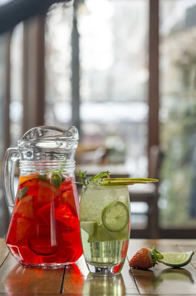 Grapefruit und Apfellimonade mit Limette, Erdbeere und Minze — Stockfoto