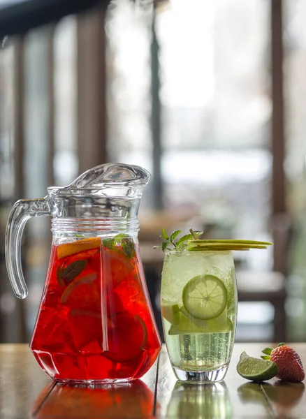 Toranja e limonada de maçã com limão, morango e hortelã — Fotografia de Stock