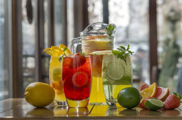 Limonadas diferentes com morango, laranja, kiwi, limão, toranja — Fotografia de Stock