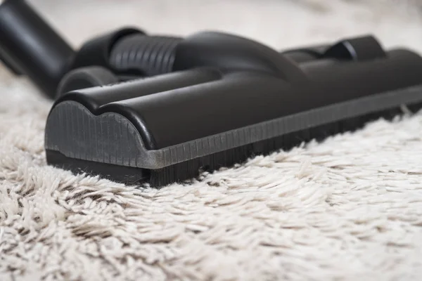 分厚い白い Carpet Still 人生暗いトーンを掃除しながら使用されている現代掃除機のヘッドのクローズ アップ — ストック写真