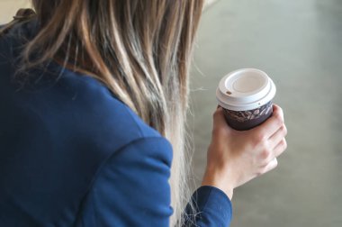 Kafeye gitmek için kahve içen kız.