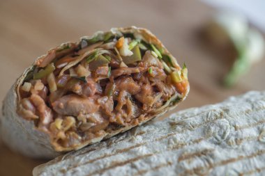 shawarma sandviç, Hünkar, gyro ahşap bir masa üzerinde