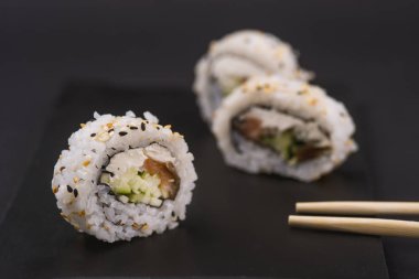 Suşi restoranında Japon gıda rulo. California suşi roll se