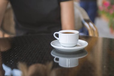 Kafedeki masada bir fincan kahve.