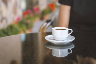 Kafedeki masada bir fincan kahve.