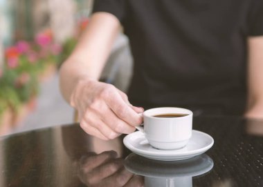 Bir kız kafede kahve içiyor..