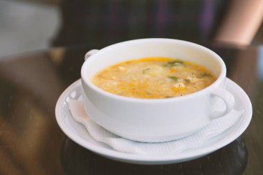 Masada tavuk ve sebze ile bir kase çorba 