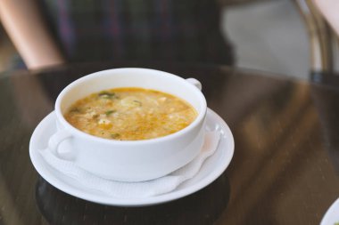 Masada tavuk ve sebze ile bir kase çorba 