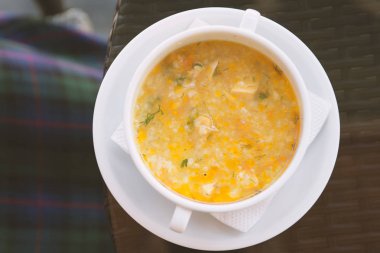 Masada tavuk ve sebze ile bir kase çorba 