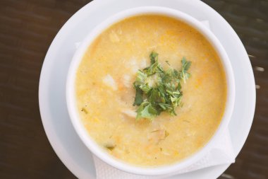 R masada tavuk ve sebze ile çorba bir kase