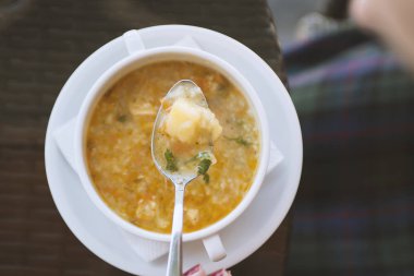 Kız restoranda çorba yiyor. .