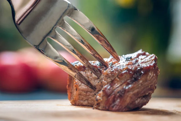 食品のコンセプト フォークで肉の部分 — ストック写真
