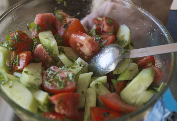 Domácí rajčatový a okurkový salát — Stock fotografie