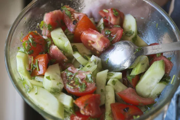 Zelfgemaakte tomaat en komkommer salade — Stockfoto