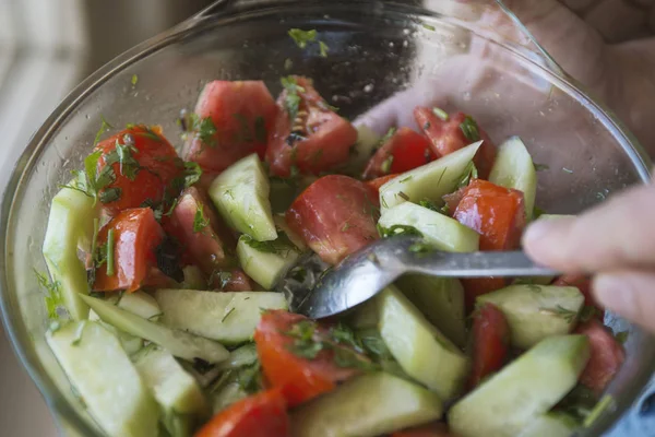 Ensalada casera de tomate y pepino —  Fotos de Stock