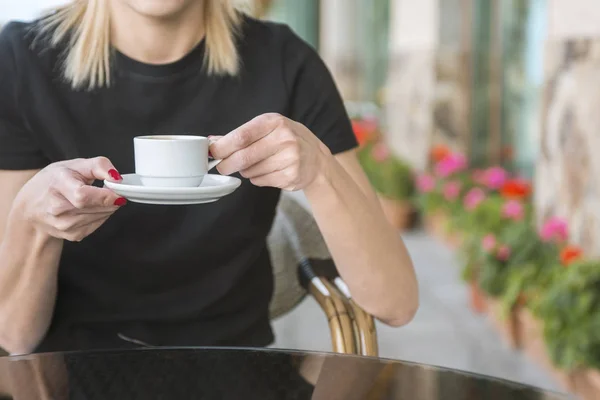 Uma menina está bebendo café em um café . — Fotografia de Stock