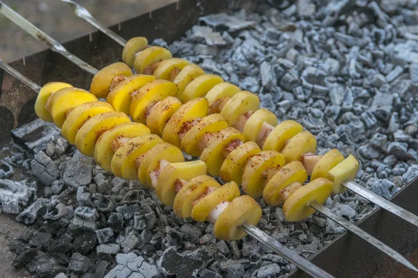 duman barbekü üzerinde şişler üzerinde patates