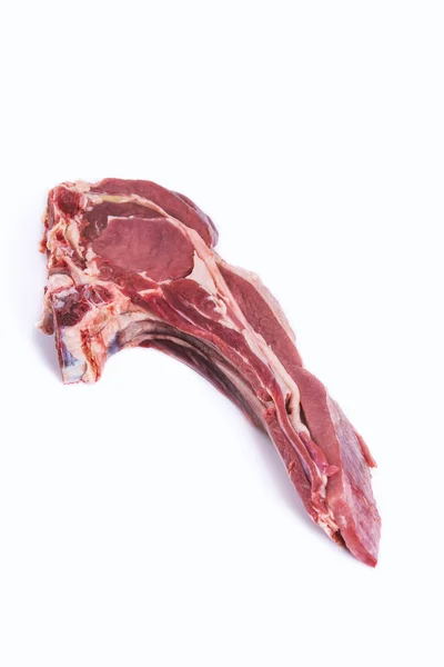 鲜生牛肉在白色背景下分离 — 图库照片