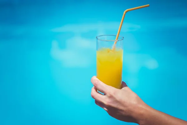 Vidro Suco Laranja Abacaxi Fresco Beira Piscina — Fotografia de Stock