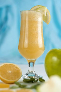 Taze meyvenin doğal suyu. Lezzetli ve sağlıklı bir içecek.