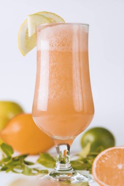 Taze meyvenin doğal suyu. Lezzetli ve sağlıklı bir içecek.