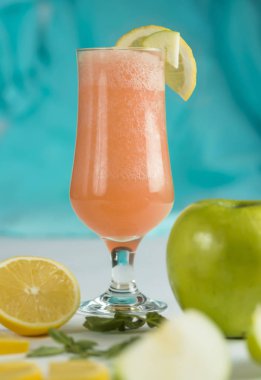 Kırmızı portakal veya greyfurttan taze meyve suyu