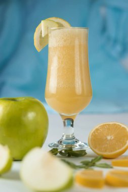 Taze meyvenin doğal suyu. Lezzetli ve sağlıklı bir içecek.