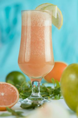 Kırmızı portakal veya greyfurttan taze meyve suyu