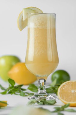 Taze meyvenin doğal suyu. Lezzetli ve sağlıklı bir içecek.