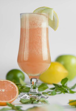 Kırmızı portakal veya greyfurttan taze meyve suyu