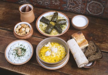 Ahşap tabl üzerinde seramik tabaklarda Orta Doğu mutfağı yemekleri