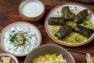 Ahşap tabl üzerinde seramik tabaklarda Orta Doğu mutfağı yemekleri