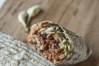 shawarma sandviç, Hünkar, gyro ahşap bir masa üzerinde